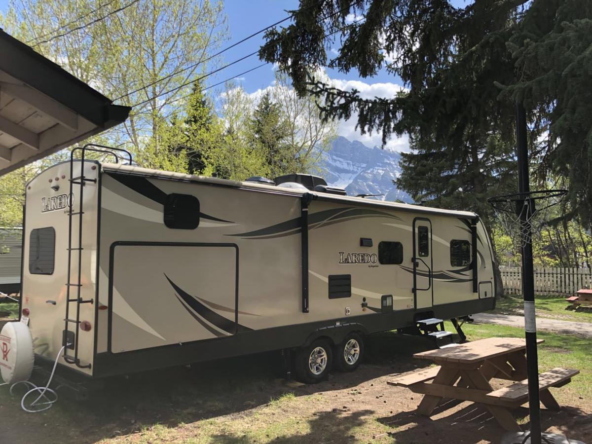 Rundle Mountain Rv Park Hotel แคนมอร์ ภายนอก รูปภาพ