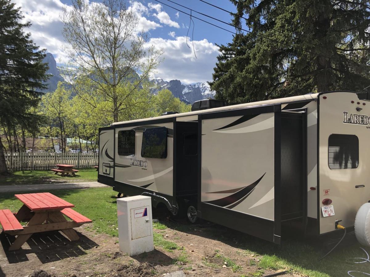 Rundle Mountain Rv Park Hotel แคนมอร์ ภายนอก รูปภาพ